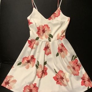 Size medium Soprano white floral dress